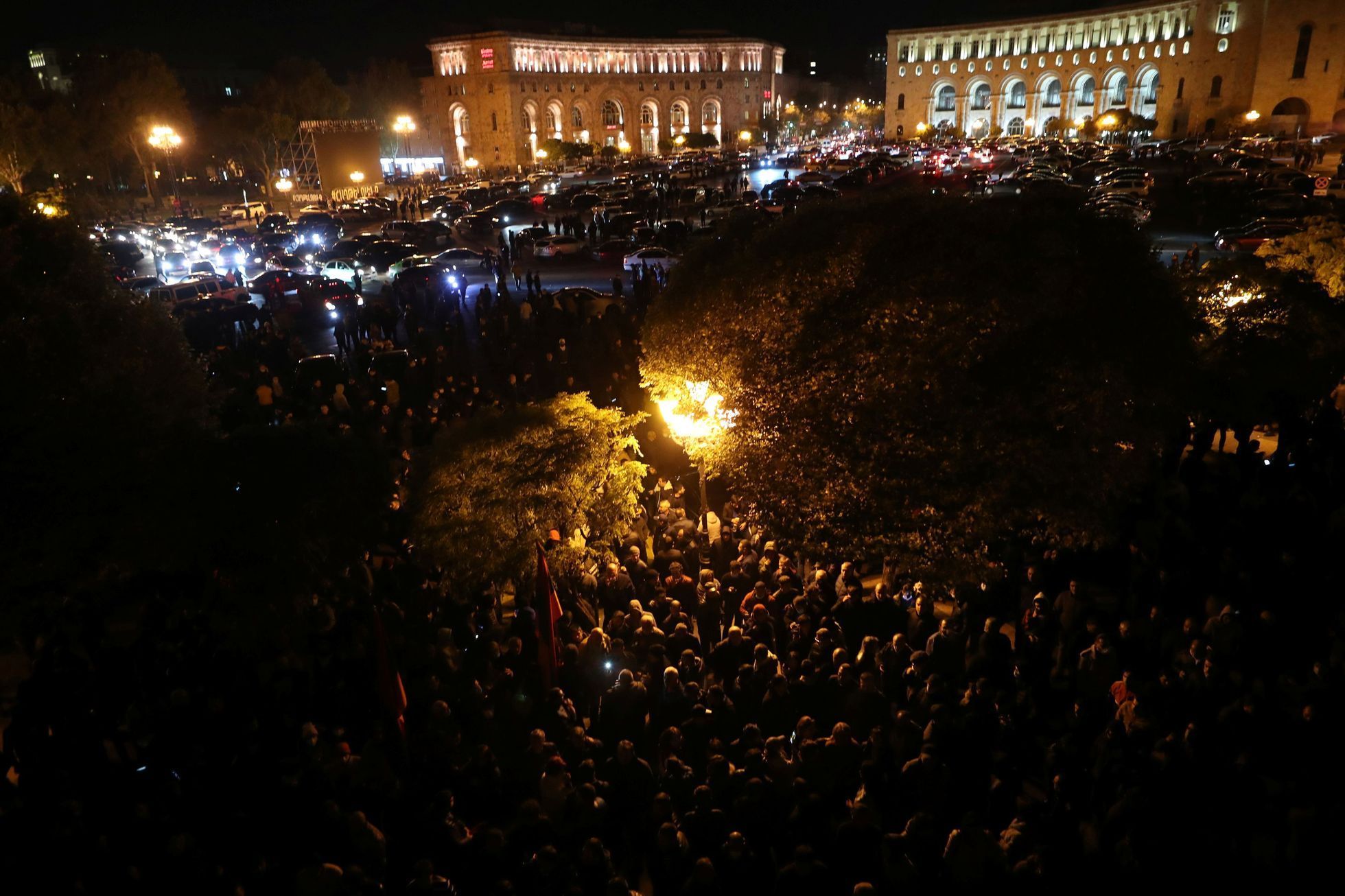 Protesty v arménské metropoli Jerevanu po oznámení uzavření míru s Ázerbájdžánem.
