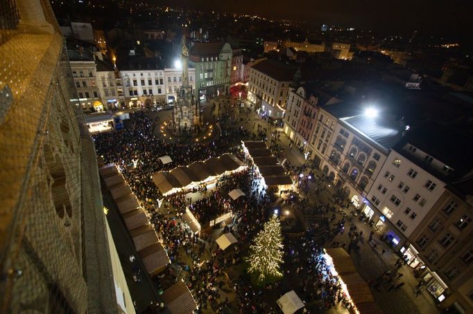 Pohled na vánoční strom na Horním náměstí v Olomouci, 19. listopadu 2023. 19. 12. 2023