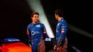 Lando Norris z McLarenu a Carlos Sainz Jnr, který dnes už jezdí za Scuderia Ferrari.