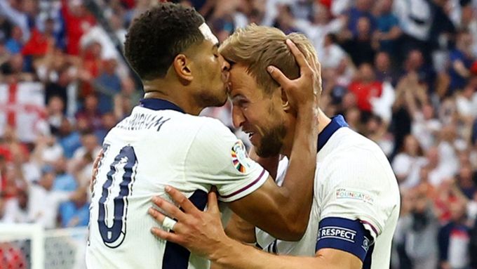 Jude Bellingham a Harry Kane slaví gól v osmifinále Eura 2024 Anglie - Slovensko