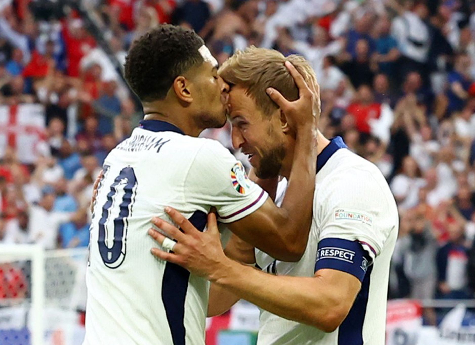 Jude Bellingham a Harry Kane slaví gól v osmifinále Eura 2024 Anglie - Slovensko