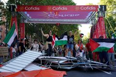 Poslední etapa Vuelty se kvůli protestům nedojela, vítězem je ale Vingegaard