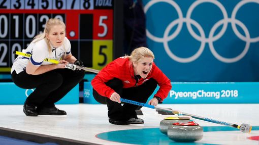 Curlingový mix na OH v Koreji 2018: Kristin Skaslienová (Norsko) a Oona Kausteová (Finsko)