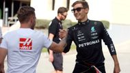 Magnussenův návrat do F1 po roční pauze byl poněkud dramatický. Americká stáj rodáka z Roskilde povolala na poslední chvíli místo Nikity Mazepina, jenž kvůli ruské agresi proti Ukrajině o své místo přišel. Ostatní soupeři Dána vřele přivítali, jako zde pilot Mercedesu George Russell.