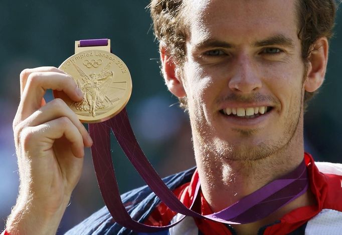 Takhle s medailí z Londýna pózoval britský tenista Andy Murray. Zanedlouho se objevila fotke, kde visela na krku jeho psa.