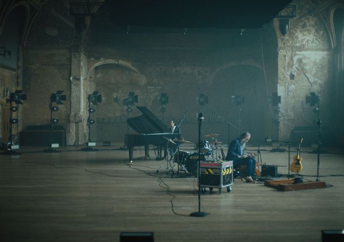 Snímek z This Much I Know To Be True.