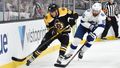 NHL 2019/20, Boston - Tampa Bay: David Pastrňák v souboji s Braydonem Coburnem