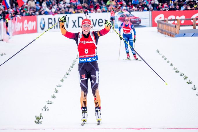 SP v biatlonu Chanty 2015: Laura Dahlmeierová v cíli