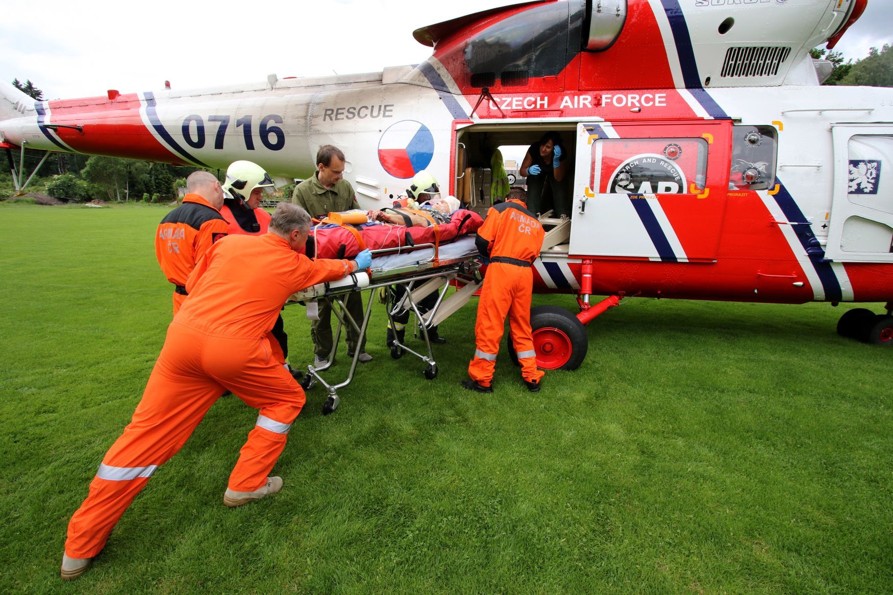 Záchranáři letecká záchranná služba vrtulník