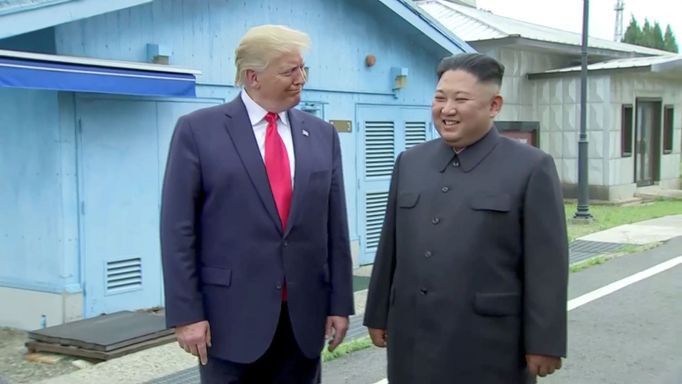 Trump a Kim se setkali v demilitarizovaném pásmu