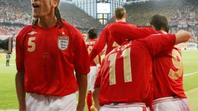 Angličan Rio Ferdinand slaví se spoluhráči gól Joe Cola proti Švédsku.