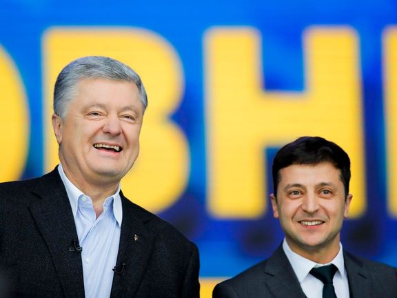 Tehdejší prezident Petro Porošenko (vlevo) a prezidentský kandidát a populární komik Volodymyr Zelenskyj (vpravo) na olympijském stadionu v Kyjevě v roce 2019.
