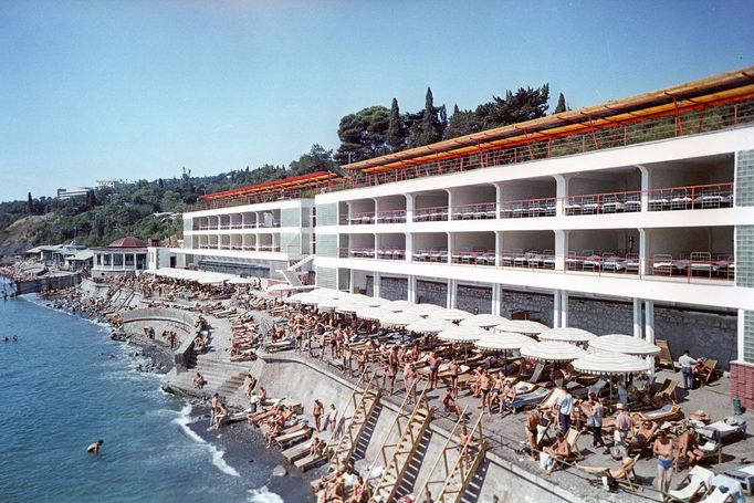 Rekreanti v blíže neurčeném letovisku na Krymu v roce 1968. Barevná fotografie