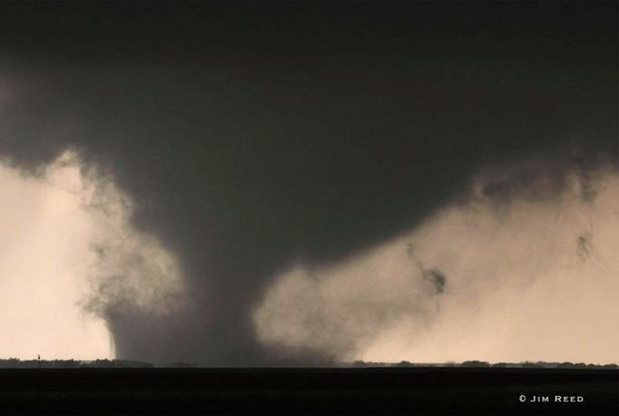 Tyto skvělé fotografie tornád pořídil americký fotograf Jim Reed ( Facebook , Twitter ), který se mimo jiné specializuje také na zachycování extrémních projevů počasí. Jeho webové stránky si můžete prohlédnout zde: www.jimreedphoto.com .