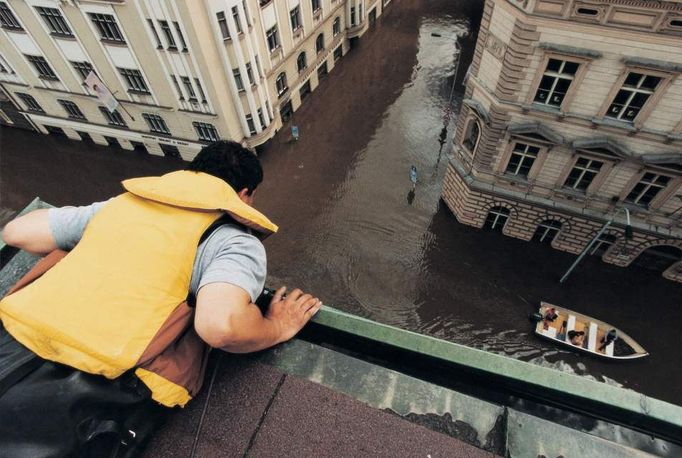 Evakuace, ze série Neštastný srpen v Praze a Jižních Cechách, 1. cena z kategorie Aktualita - série, ročník 2002.