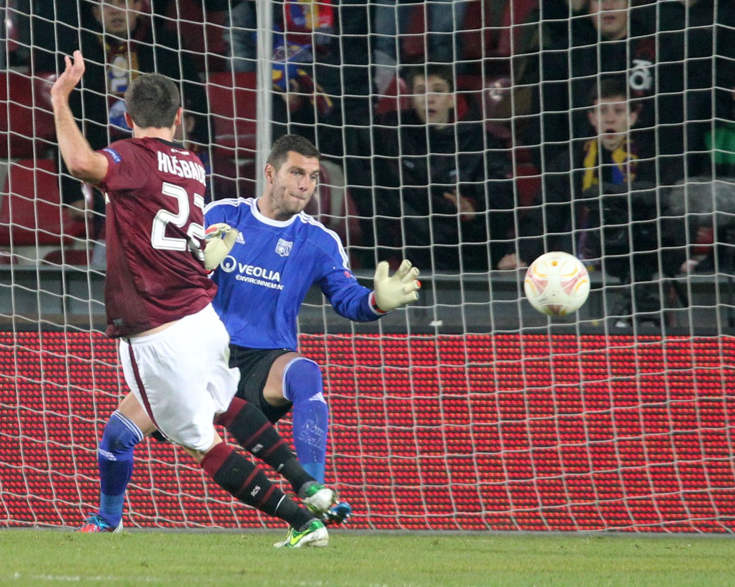 Fotbalista Sparty Praha Josef Hušbauer střílí gól v utkání Evropské ligy proti Olympique Lyon.