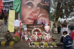 Muž Bhuttové promluvil: Prosil jsem ji, ať zůstane doma