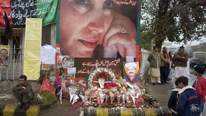 Improvizovaný památník v Rávalpindí na místě, kde zahynula 27.prosince Benazír Bhuttová.