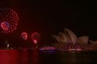 Milion lidí přivítalo Nový rok v Sydney, jinde ohňostroje ruší