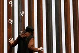 26. února - Aktivista "zdobí" zeď mezi mexickým městem Ciudad Juárez a Novým Mexikem. Protestuje tak proti záměru Donalda Trumpa postavit zeď, která by znemožnila vstup do USA nelegálním přistěhovalcům z Mexika.