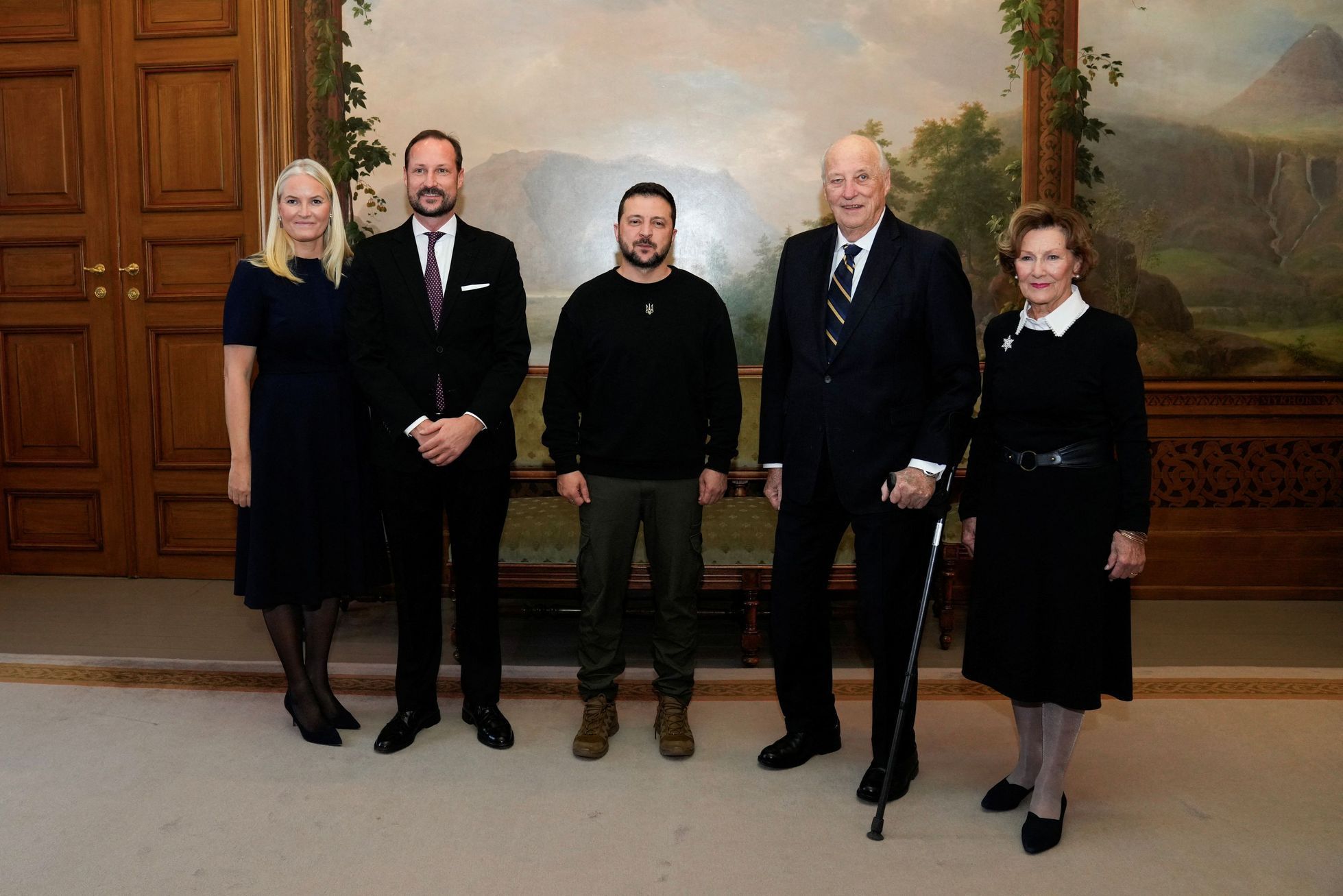 Zelenského přijal v Oslu norský král Harald se svojí rodinou.