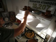 Dobrovolnice z katolické charity vařila večeři už pro 16.207 migratů