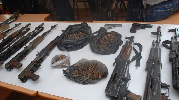 Zbraně, které patřily dagestánským teroristům. Podle ÚOOZ jim pomáhala i česká spojka.
