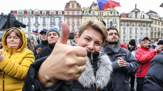 Foto: Havel ožil. Tisíce lidí proudily Národní třídou, jiní demonstrovali proti vládě