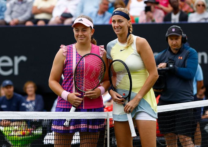 Petra Kvitová a Jelena Ostapenková ve finále turnaje v Eastbourne 2022