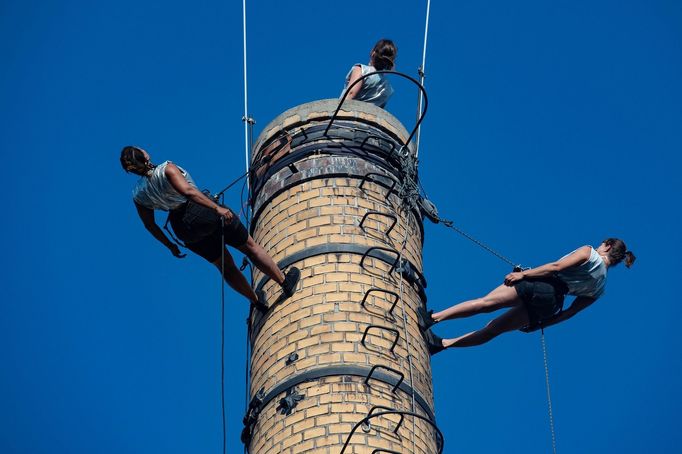„Komín“ je dokumentární a pohybová performance, která se odehrává přímo na komíně a přináší fakta i emoce spojené s tímto symbolem industriální éry.