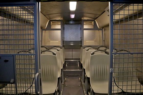 Vězni sedí v zamřížované zadní části autobusu. V těch novějších a vybavenějších je i toaleta.