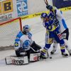 Hokej, Zlín - Plzeň: Petr Čajánek (v modrém) - Marek Mazanec