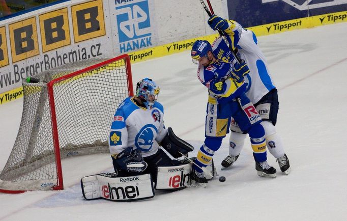 Hokej, Zlín - Plzeň: Petr Čajánek (v modrém) - Marek Mazanec