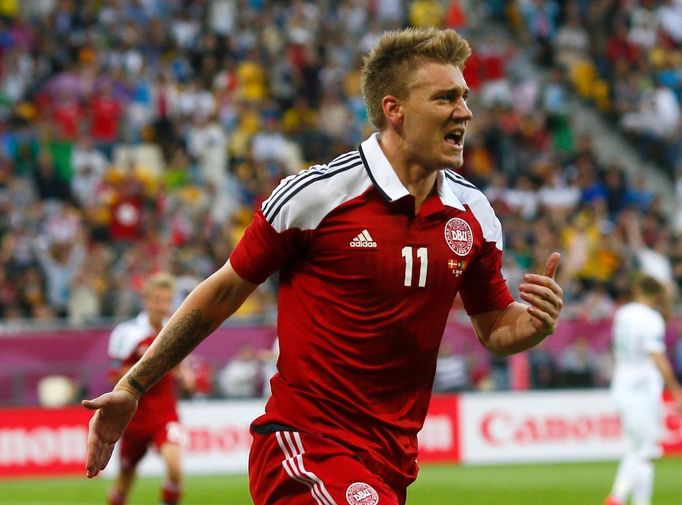 Nicklas Bendtner se raduje po vstřelení gólu během utkání Dánska s Portugalskem ve skupině B na Euru 2012.