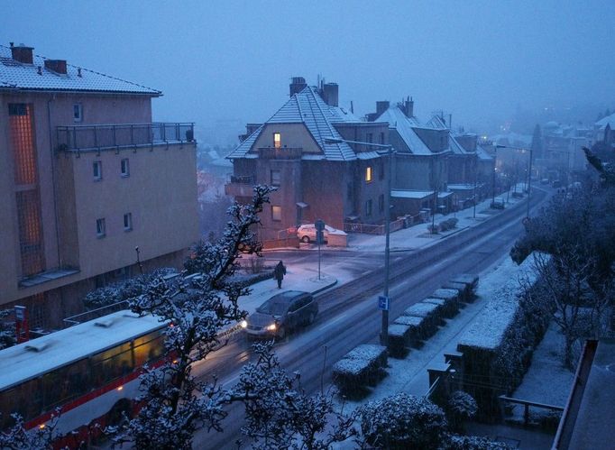 Libeňská ulice Na stráži, pondělí po šesté večer.