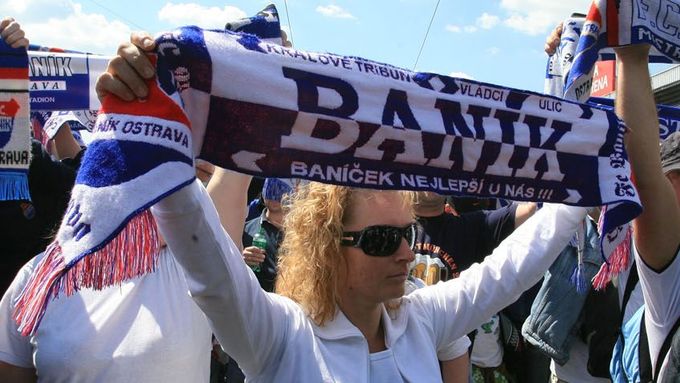Fanoušci Baníku Ostrava věří, že jejich klub s pomocí města přežije.