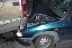 Opilý řidič skočil pod hasičské auto, chtěl se zabít