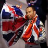 Pilot McLarenu Lewis Hamilton slaví titul mistra světa formule 1 2008