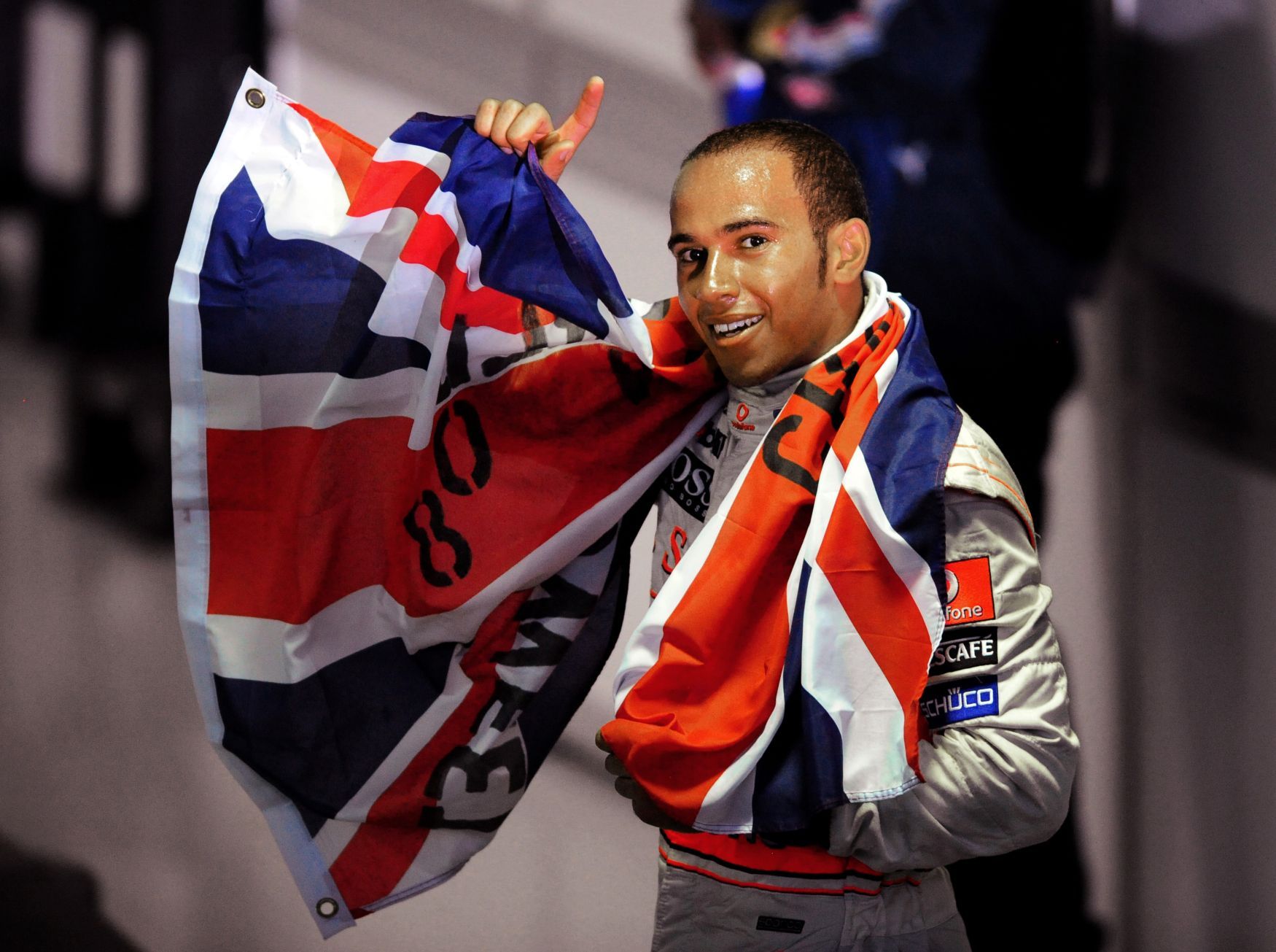 Pilot McLarenu Lewis Hamilton slaví titul mistra světa formule 1 2008