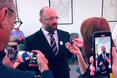 "Tady máte na jízdenku do Moskvy, nevracejte se." Vidlákův účet plní drobné příspěvky