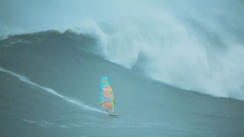 Australan jako první sjel na windsurfingu obří vlny v portugalském Nazaré