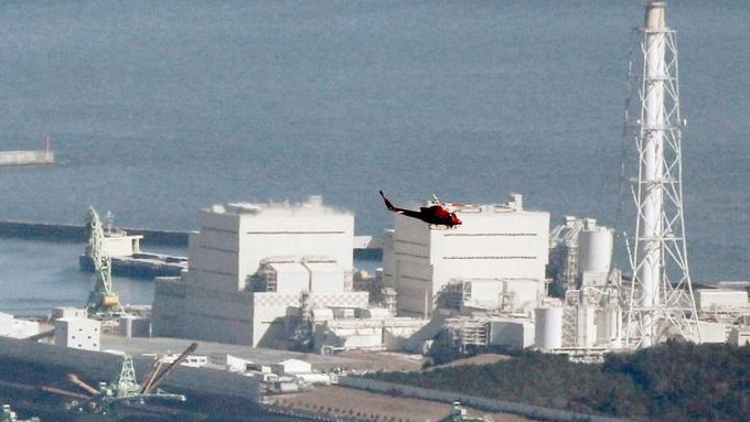 Jaderná elektrárna Fukušima 1 na fotografii po pátečních škodách, ale ještě před explozí