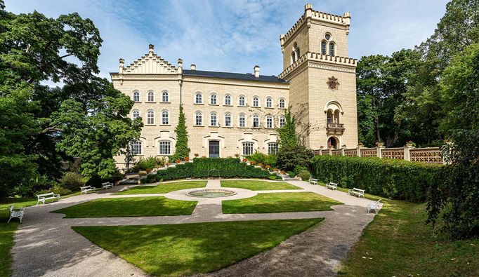 Na zámku Chyše proběhne tematická prohlídka s majitelem Petrem Brandlem. Chyše je původně gotický hrad, který kdysi střežil obchodní stezku vedoucí z Prahy do Chebu.