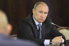 Putin se před volbami zbavuje stínu vlastní strany