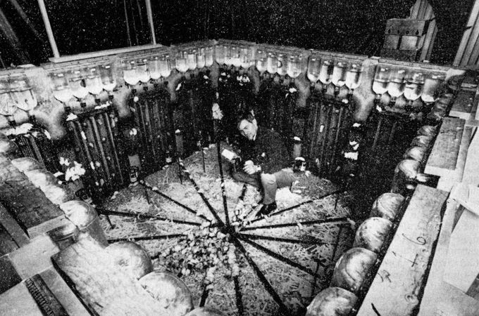 John B. Calhoun (52) v experimentálním prostředí myší kolonie "Universe 25" v Národním institutu duševního zdraví, 1970.