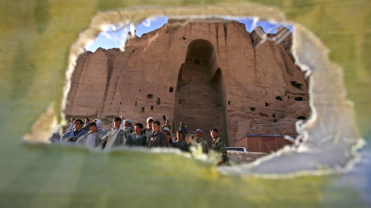 Tálibán v roce 2001 zničil dvě sochy Buddhy ve skalním masívu. Jedna měřila 55 metrů, druhá 38 metrů.