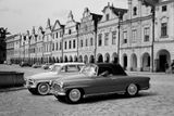 Při fotografování automobilů Vilém Heckel často volil atraktivní přírodní nebo něstské pozadí. Na snímku jsou Škody 445 a 450 zaparkované na náměstí v Telči.
