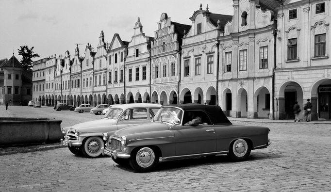 Při fotografování automobilů Vilém Heckel často volil atraktivní přírodní nebo něstské pozadí. Na snímku jsou Škody 445 a 450 zaparkované na náměstí v Telči.