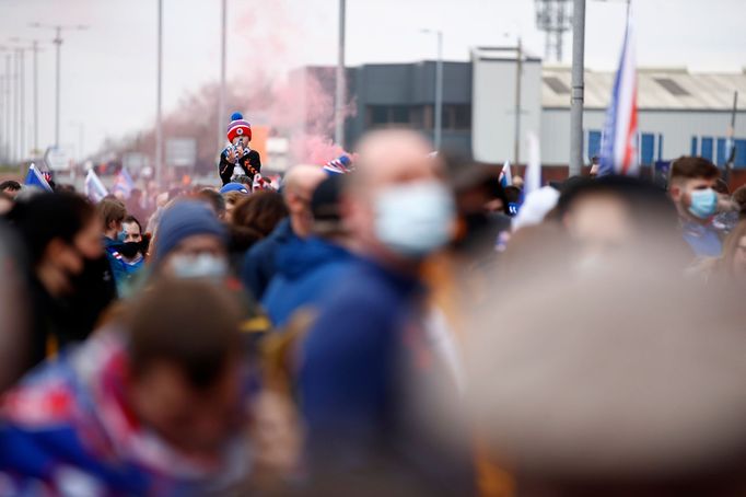 Fanoušci Glasgow Rangers slaví zisk 55. titulu ve skotské lize.