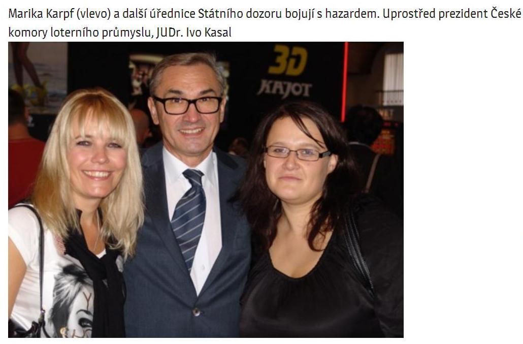 Marika Karpf (vlevo) a další úřednice Státního dozoru společně s prezidentem České komory loterního průmyslu Ivo Kasalem.